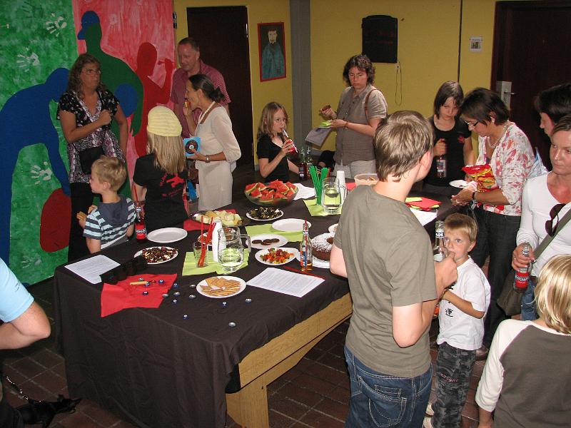 IMG_8069.JPG - Stärkung am Buffet.
