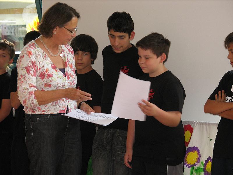 IMG_8094.JPG - Auch jeder Junge erhält für die erfolgreiche Teilnahme aan dem Kurs eine Urkunde.