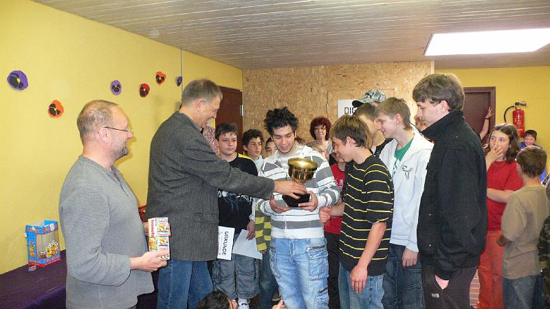 P1080844.JPG - Titelverteidiger und erneuter Sieger des Fussballturniers - die Klasse 9a.