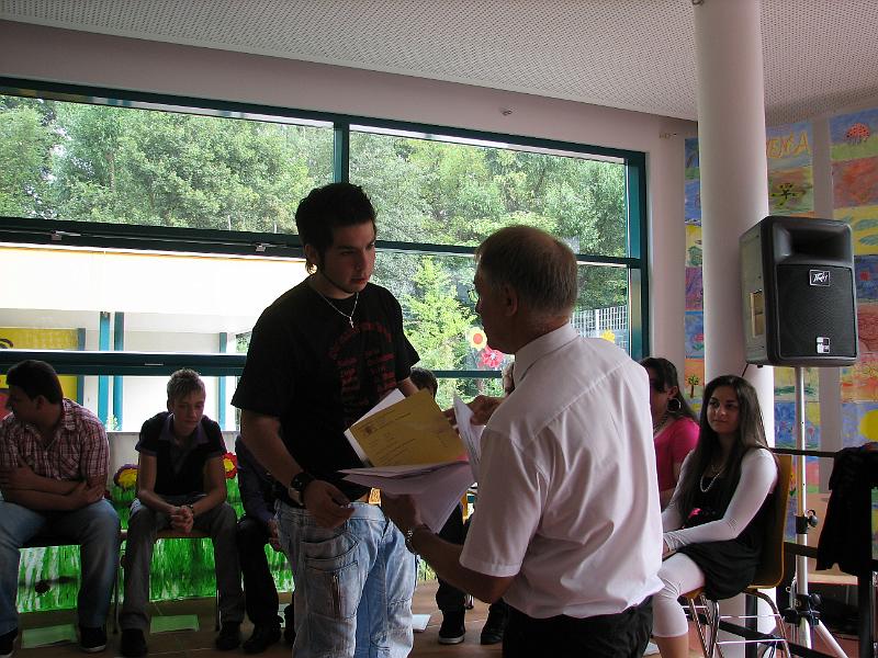 IMG_7907.JPG - Zeugnisübergabe und persönliche Worte für jeden Schüler.