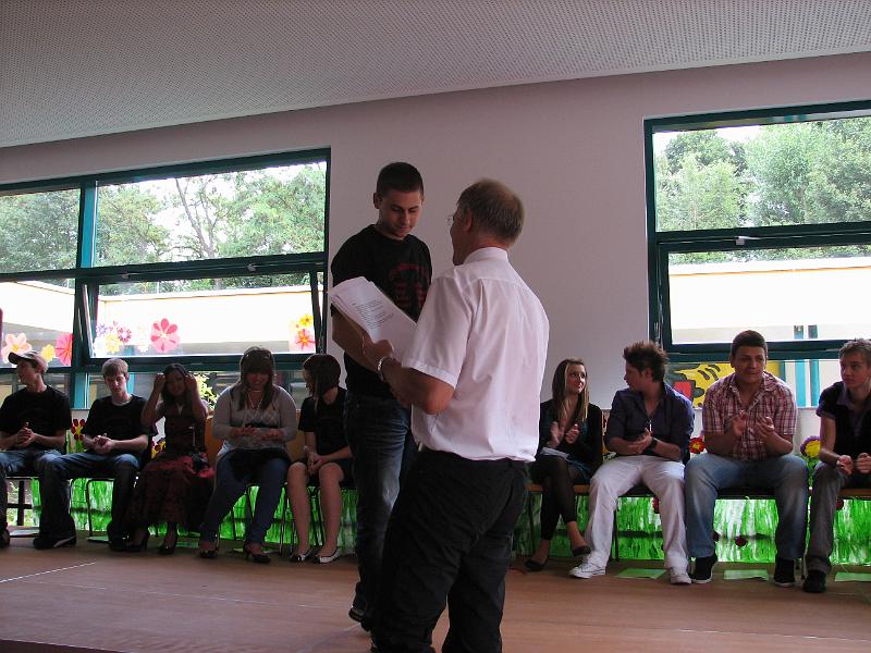 IMG_7918.JPG - Zeugnisübergabe und persönliche Worte für jeden Schüler.