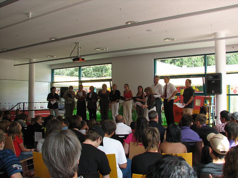 IMG_7966.JPG - Musikalische Segenswünsche zum Abschied durch den Lehrerchor.