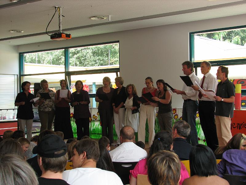 IMG_7971.JPG - Musikalische Segenswünsche zum Abschied durch den Lehrerchor.