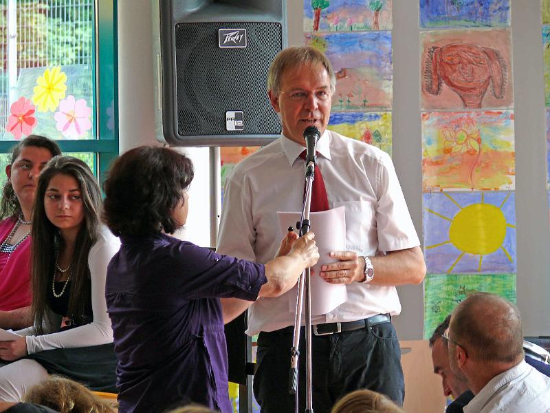 P1020685a.jpg - Worte zum Abschluss der Schulzeit und für die Zukunft vom Schulleiter Herr Köhler.