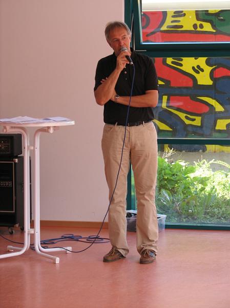 IMG_8147.JPG - Herr Köhler verabschiedet die Schülerinnen und Schüler in die großen Ferien.