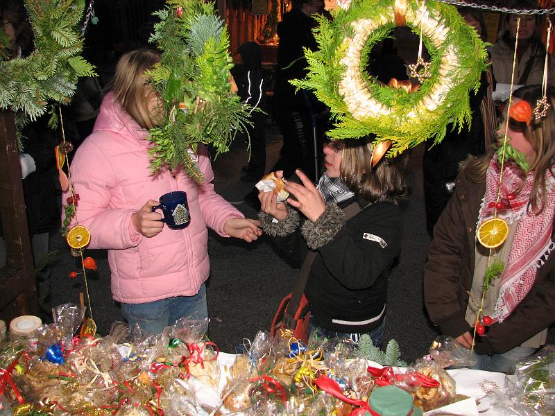 IMG_4400.JPG - Wie jedes Jahr - ein echter "Hingucker". Der Stand der Gutneberg-Schule mit einem ästhetisch ansprechendem, umfangreichem und vielseitigem Sortiment.