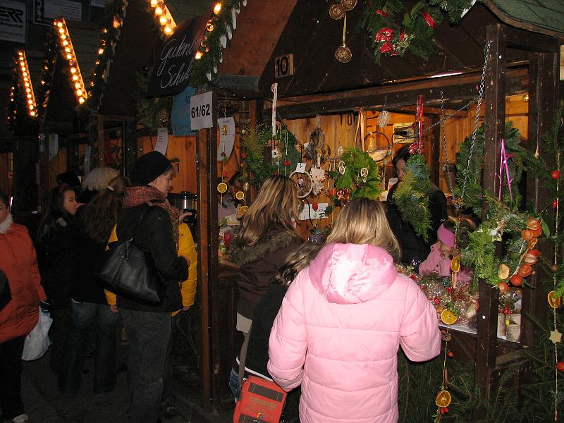 IMG_4401.JPG - Wie jedes Jahr - ein echter "Hingucker". Der Stand der Gutneberg-Schule mit einem ästhetisch ansprechendem, umfangreichem und vielseitigem Sortiment.