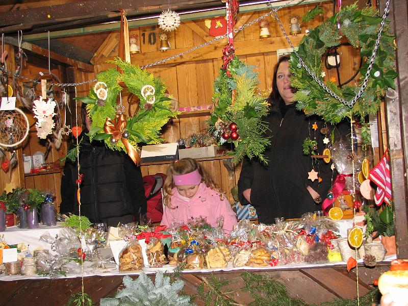 IMG_4404.JPG - Wie jedes Jahr - ein echter "Hingucker". Der Stand der Gutneberg-Schule mit einem ästhetisch ansprechendem, umfangreichem und vielseitigem Sortiment.