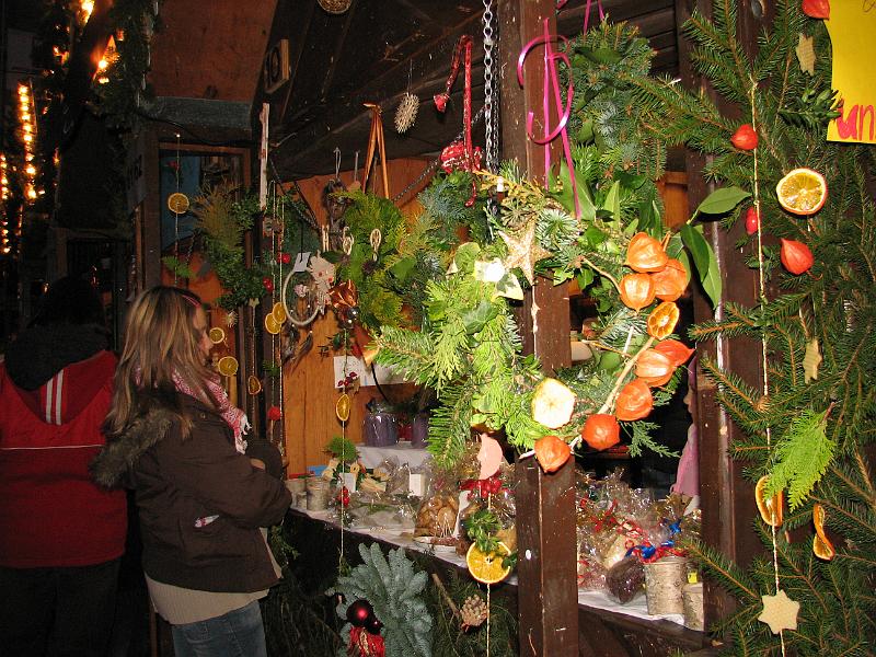 IMG_4406.JPG - Wie jedes Jahr - ein echter "Hingucker". Der Stand der Gutneberg-Schule mit einem ästhetisch ansprechendem, umfangreichem und vielseitigem Sortiment.