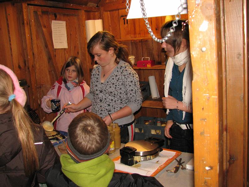 IMG_4410.JPG - Prima Waffeln am Stand der Gutenberg-Schule - von der SMV verantwortlich betrieben.