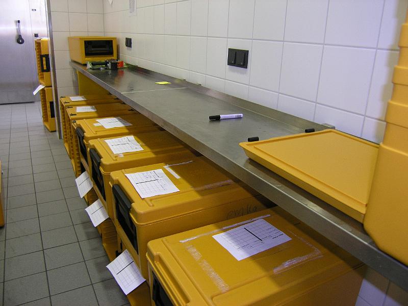 PB110259.JPG - Die Thermobehältnisse. in denen das Essen heiß "verpackt" und dann an die verschiedenen Ausgabestellen transportiert wird.Eines der Behältnisse ist auch für die Gutenberg-Schule.
