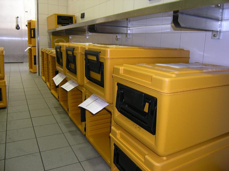 PB110272.JPG - Die Thermobehältnisse. in denen das Essen heiß "verpackt" und dann an die verschiedenen Ausgabestellen transportiert wird.Eines der Behältnisse ist auch für die Gutenberg-Schule.