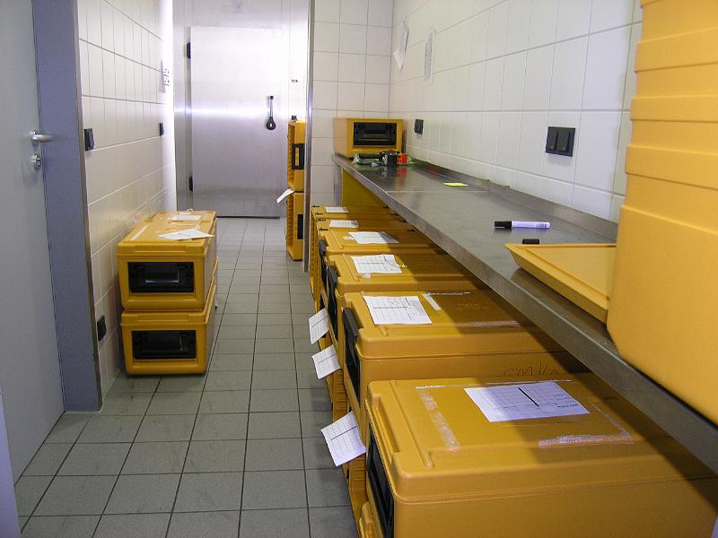 PB110273.JPG - Die Thermobehältnisse. in denen das Essen heiß "verpackt" und dann an die verschiedenen Ausgabestellen transportiert wird.Eines der Behältnisse ist auch für die Gutenberg-Schule.