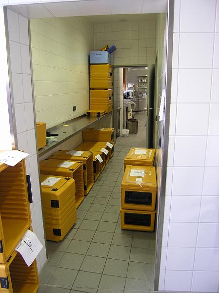 PB110345.JPG - Das meiste ist in den Transportbehältnissen - jetzt kann der "Versand" beginnen.