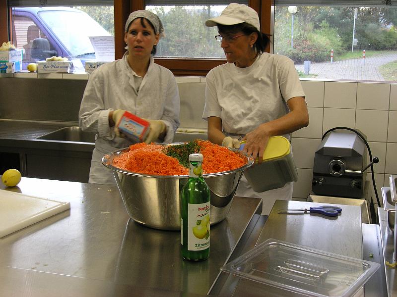 PB110350.JPG - Das gibt den Karottensalat - an diesem Tag allerdings nicht für die Gutenberg-Schule