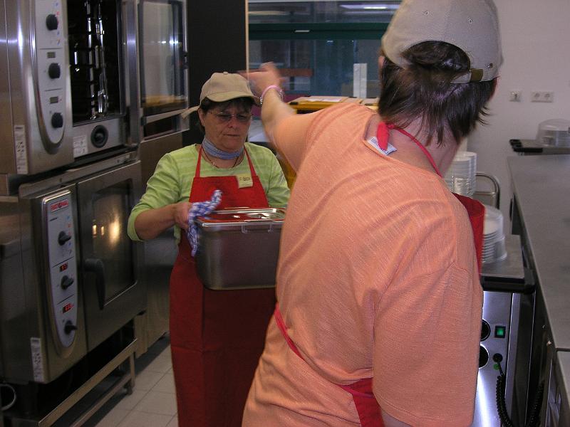 PB110370.JPG - Frau Beck und Frau Lorenz bereiten die Essensausgabe vor.Portionieren von Salat, Warmhalten der Speisen, ...