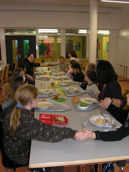 PB110395.JPG - Gegenseitig wünscht man sich einen guten Appetit - dann beginnt das gemeinsame Mittagessen.