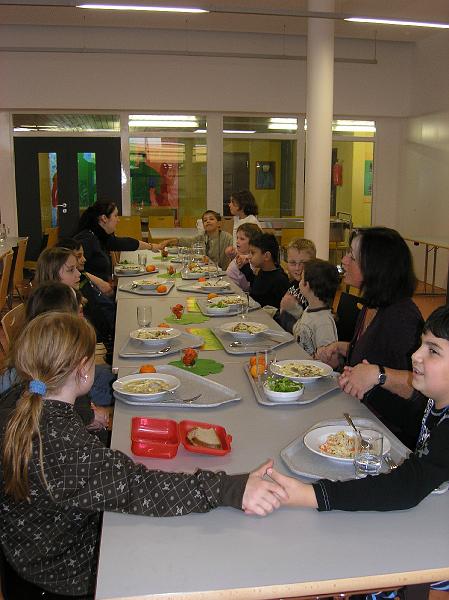 PB110396.JPG - Gegenseitig wünscht man sich einen guten Appetit - dann beginnt das gemeinsame Mittagessen.
