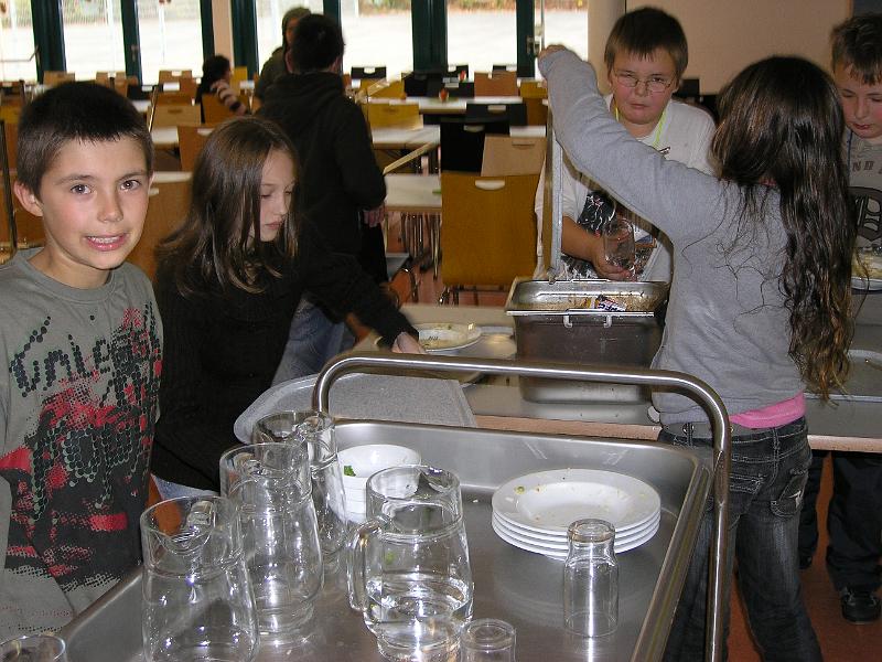 PB110400.JPG - Gegen 13.30 Uhr sind auch die letzten Kinder mit dem Essen fertig - hier bei der Geschirr-rückgabe.
