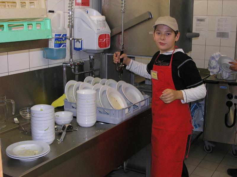 PB110401.JPG - In der Spülküche herrscht jetzt Hochbetrieb.Die Küchenhelfer, Schüler aus der der Oberstufe, sind jetzt stark gefordert.