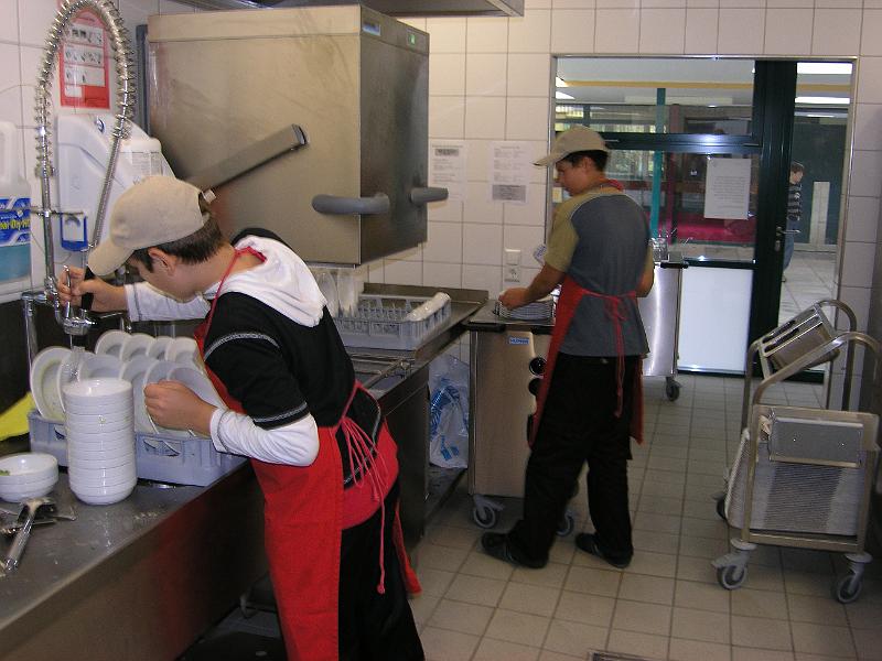 PB110403.JPG - In der Spülküche herrscht jetzt Hochbetrieb.Die Küchenhelfer, Schüler aus der der Oberstufe, sind jetzt stark gefordert.