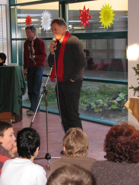 IMG_8955.JPG - Herr Köhler begrüßt die Schüler, Lehrer und Gäste zur 2. Adventsfeier in diesem Jahr.