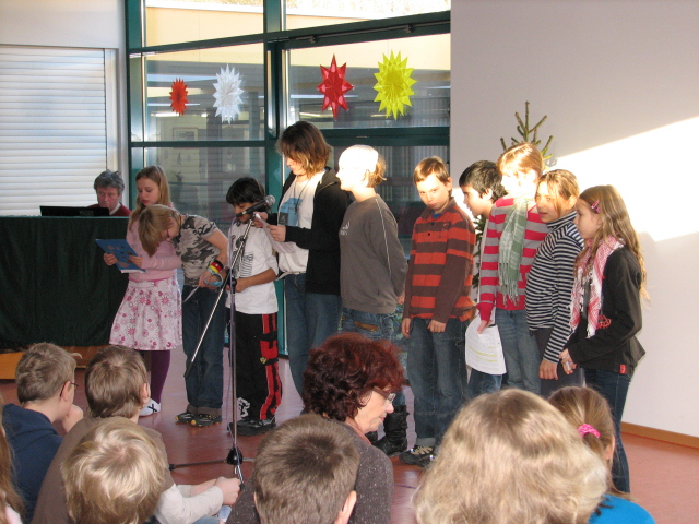 IMG_8962.JPG - Die Geschichte vom schiefen Weihnachtsbaum - vorgetragen von Schülern der Mittelstufenklassen.