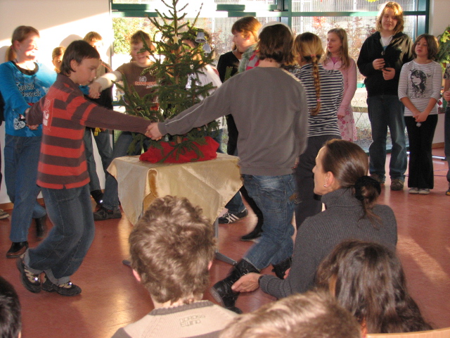 IMG_8974.JPG - Die Kinder singen, wie der Weihnachtsbaum nach und nach geschmückt wird, hängen Schmuck an den Baum und tanzen um den Weihnachtsbaum.