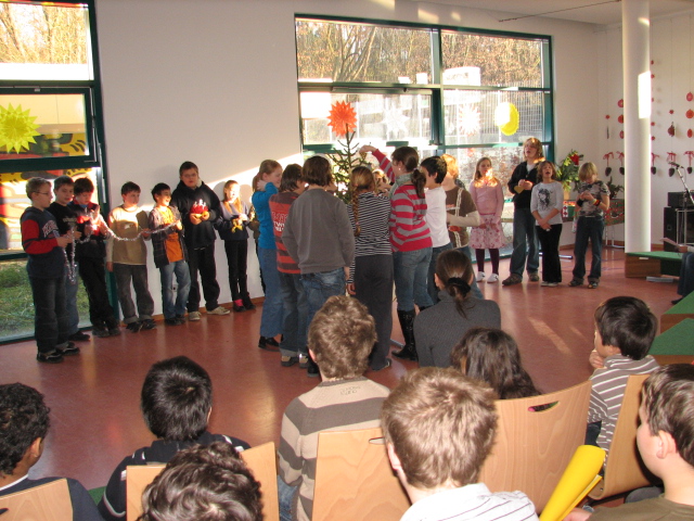 IMG_8975.JPG - Die Kinder singen, wie der Weihnachtsbaum nach und nach geschmückt wird, hängen Schmuck an den Baum und tanzen um den Weihnachtsbaum.