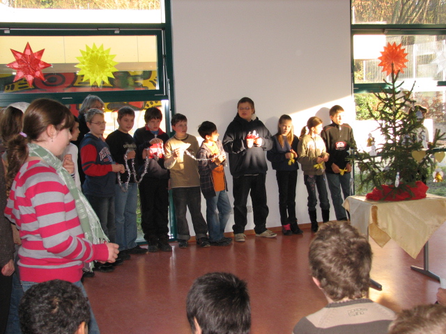 IMG_8978.JPG - Die Kinder singen, wie der Weihnachtsbaum nach und nach geschmückt wird, hängen Schmuck an den Baum und tanzen um den Weihnachtsbaum.