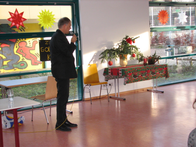 IMG_8894.JPG - Herr Köhler begrüßt die alle Schüler und Lehrer zur 1. Adventsfeier in diesem Advent.