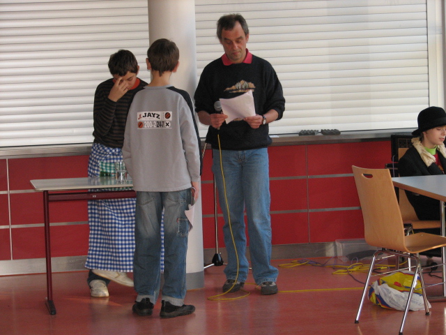 IMG_8906.JPG - Das Stehgreifspiel der Klasse 8a.Ein Beitrag der Oberstufe zur Adventsfeier.