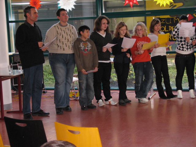 IMG_8919.JPG - Der durch Lehrer verstärkte Chor der Oberstufe singt das traditionelle Adventslied "Macht hoch die Tür".