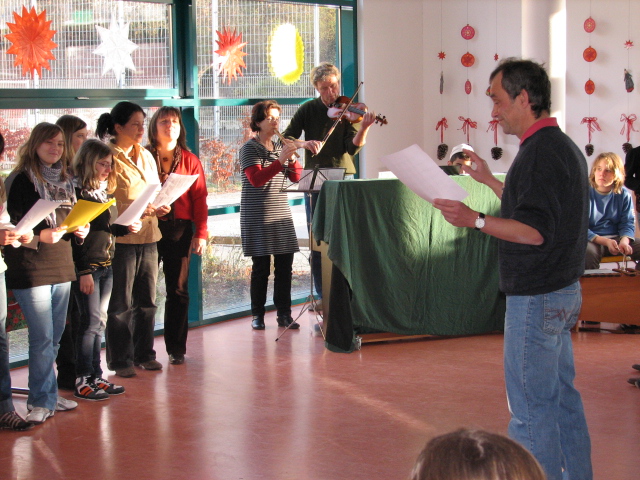 IMG_8922.JPG - Der durch Lehrer verstärkte Chor der Oberstufe singt das traditionelle Adventslied "Macht hoch die Tür", begleitet von Blockflöte und Geige.