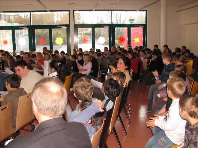 IMG_8933.JPG - Viel Applaus für die Darbietungen der Oberstufe!