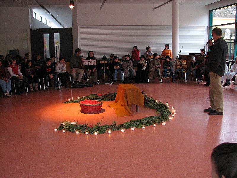 IMG_9058.JPG - Herr Köhler begrüßt die Schüler und Lehrer zur 3. Adventsfeier, die von der unterstufe gestaltet wird.