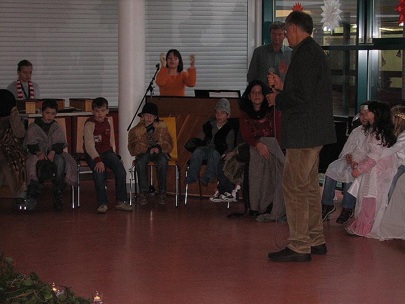 IMG_9088.JPG - Herr Köhler bedankt sich bei den Kindern der Unterstufe für das Krippenspiel.Es gibt großen Applaus!