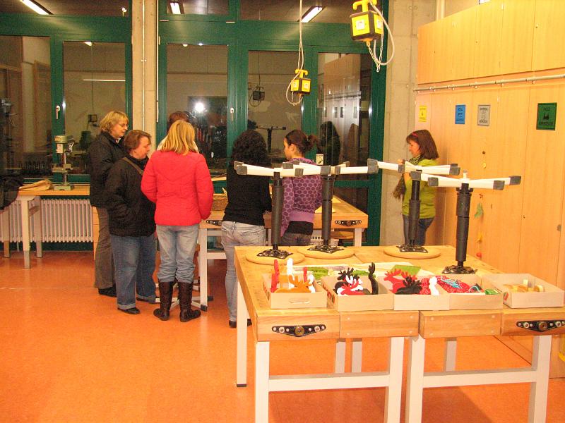 IMG_8809.JPG - Besprechung und Vorstellung der Aktivität im Werkraum.Weihnachtlcihe Girlanden werden hier gebastelt.