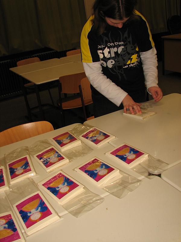 IMG_8822.JPG - Finishing der Arbeit der Druck-AG - die Kartensammlungen werden verpackt.Hier die Edition "SCHUTZENGEL".