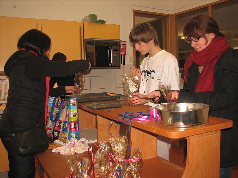 IMG_8845.JPG - Herstellung von gebrannten Mandeln im Schülercafé.