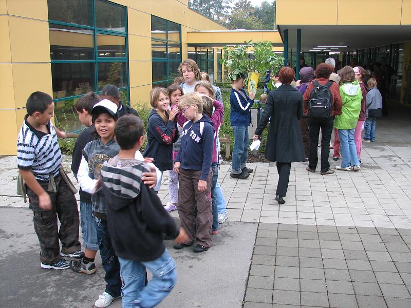 IMG_8576.JPG - Vor Beginn der Einschulungsfeier - Treffpunkt in der Gutenberg-Schule.