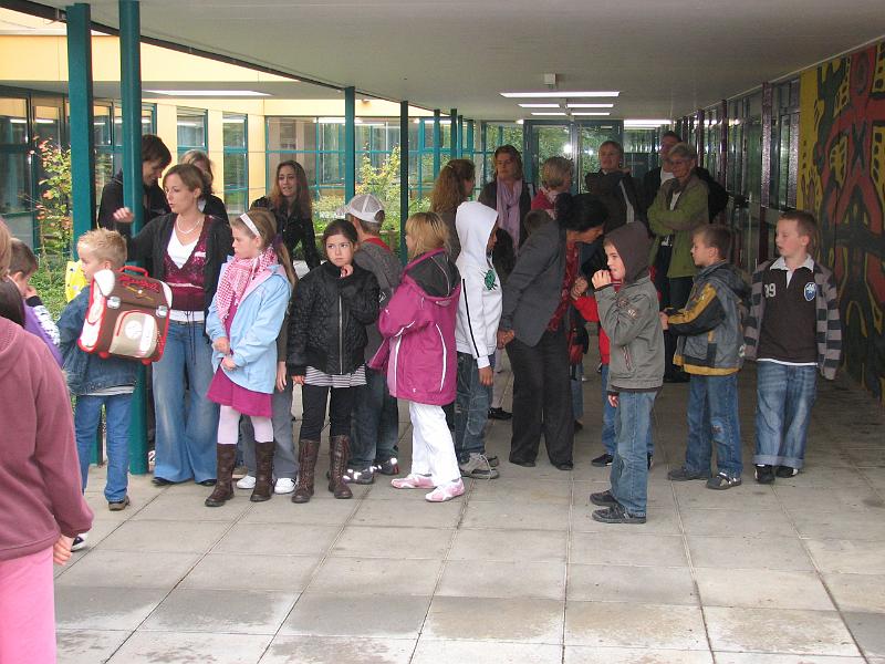 IMG_8577.JPG - Vor Beginn der Einschulungsfeier - Treffpunkt in der Gutenberg-Schule.