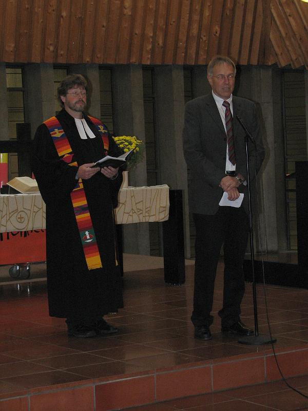 IMG_8586.JPG - Begrüßung durch Herrn Zwißler, Pfarrer derJubilte-Gemeinde, und Herrn Köhler, Schulleiter der Gutenberg-Schule.