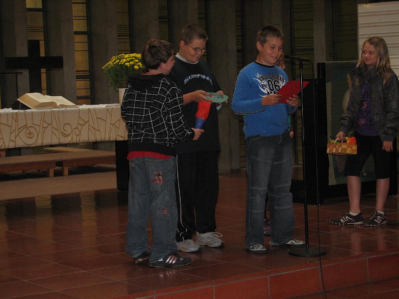 IMG_8620.JPG - Die Mittelstufe überbrachte gute Wünsche - angemessen "verpackt" in einer Schultüte.