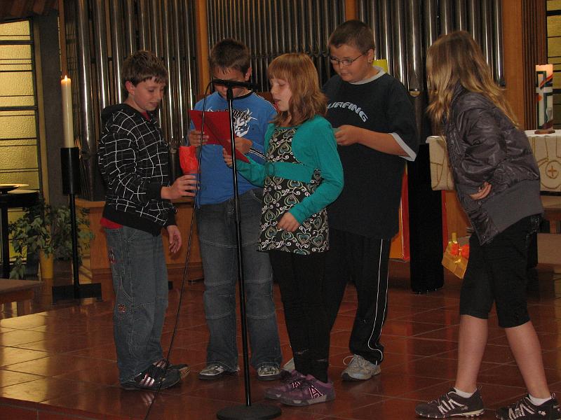 IMG_8623.JPG - Die Mittelstufe überbrachte gute Wünsche - angemessen "verpackt" in einer Schultüte.