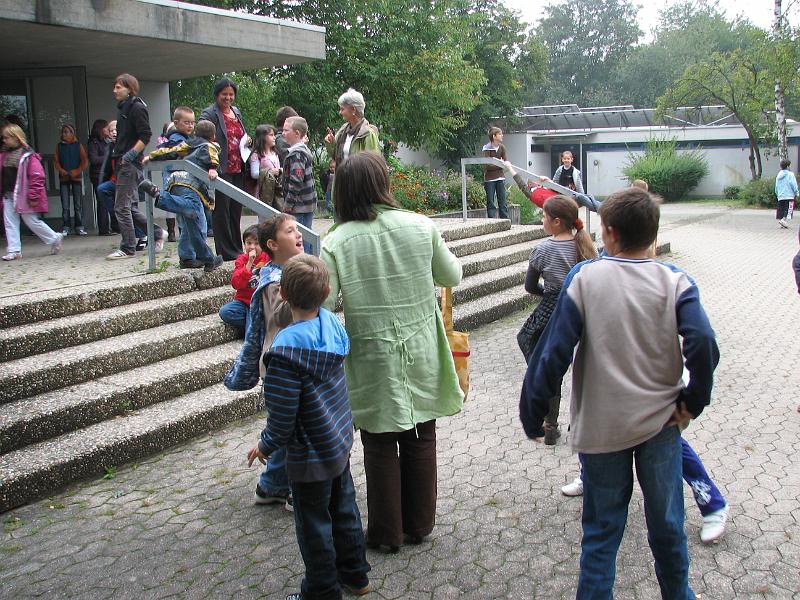 IMG_8639.JPG - Nach der Einschulungsfeier vor der Jubilate-Kirche.