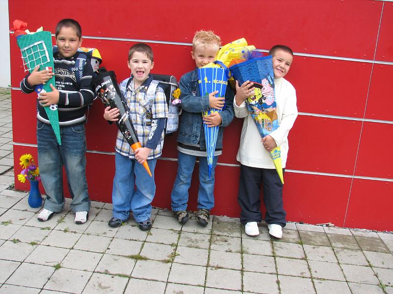 IMG_8650.JPG - Die stolzen Erstklässler mit ihren Schultüten.