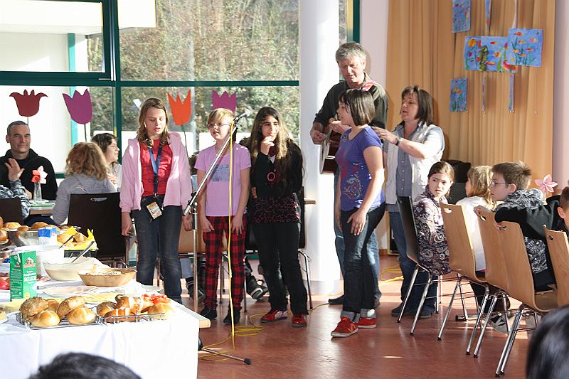 IMG_0117.JPG - Die Mädels vom Chor stimmen den "Frühstücks-Hit" an - und alle singen lautstark mit!