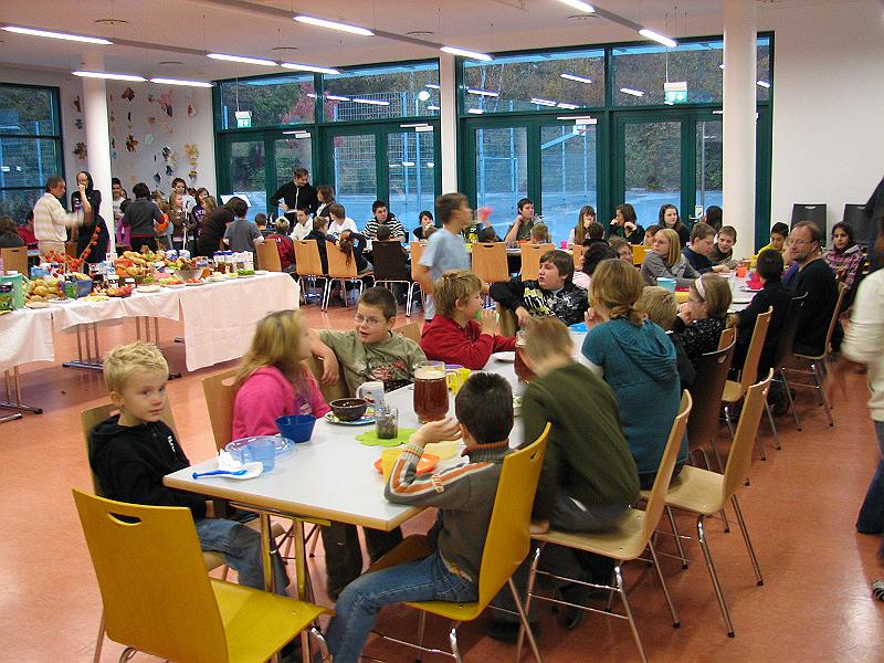 IMG_8723.JPG - Gemeinsamer Beginn in der Mensa.