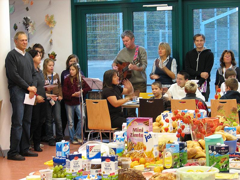 IMG_8726.JPG - Zum Beginn singen alle gemeinsam das Herbstlied "Leer sind die Felder", begleitet und unterstützt vom chor der Schule.